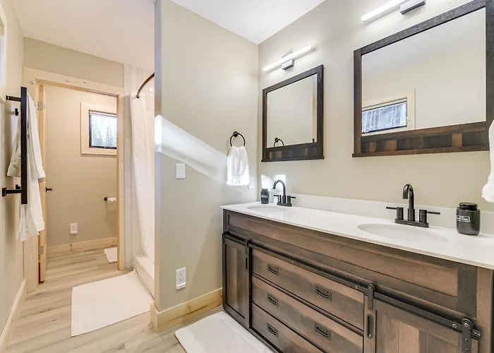 Views, Trails, Hot Tub & More: Luxe Wyoming Oasis Dubois