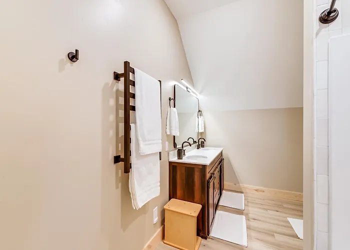 Views, Trails, Hot Tub & More: Luxe Wyoming Oasis Dubois